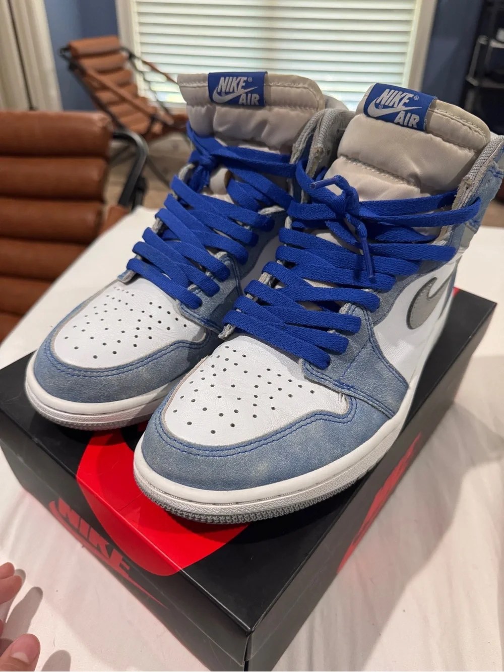 Size 9. 5- Jordan 1 Retro OG High Hyper Royal (WITH BOX, EXCELLENT CONDITION) #s